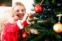 Kind vor einem Weihnachtsbaum